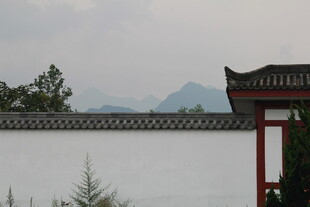 中式院墙与远处山峦