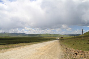 旷野中的黄土公路