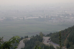 山间雾霭中的蜿蜒公路