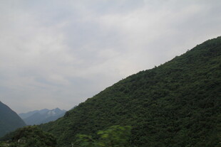 青山翠岭间的自然景致