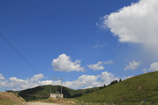蓝天白云下的青山美景