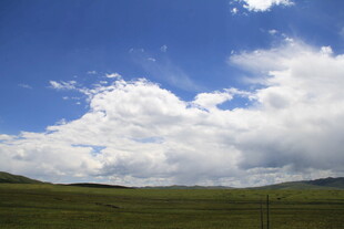 草原蓝天云朵美丽风光