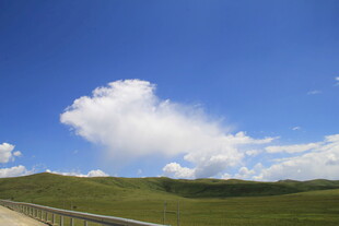 草原蓝天与白云美景