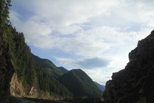 壮丽山间河谷风景