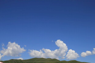 蓝天青山间的白云美景