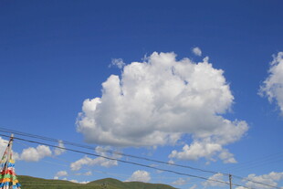 蓝天中的蓬松白云