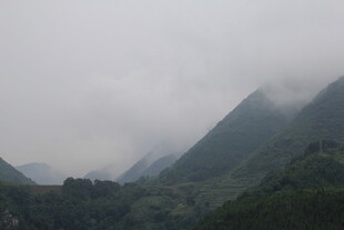 云雾缭绕的山峦美景