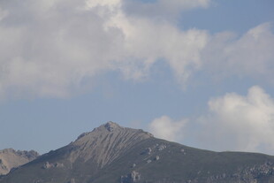 巍峨山峰与蓝天白云