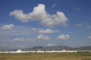 草原上的帐篷与蓝天白云