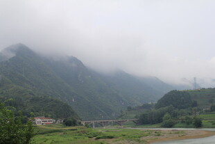 山间云雾缭绕的田园风光