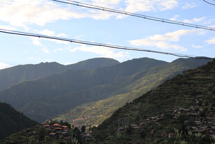 山间景致 电线横跨青山