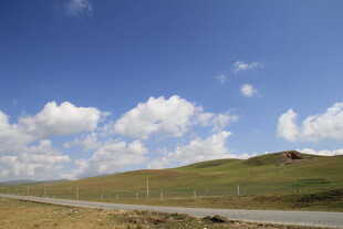 草原公路边的蓝天与白云