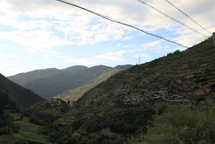 山间电线与葱郁山峦景色