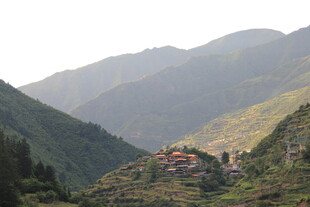 山间村落隐于青山翠谷间