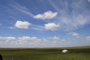 草原蓝天中的白色帐篷
