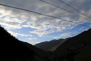 山间蓝天与交错电线景观