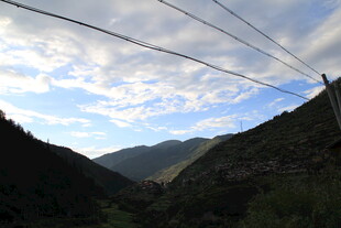 山间电线与蓝天白云景观