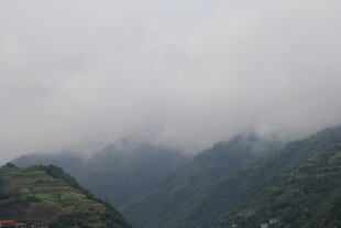 云雾缭绕的山间美景