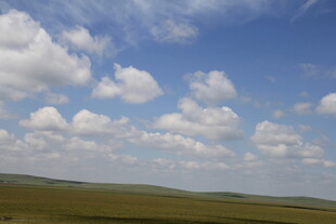 广袤草原上的蓝天白云