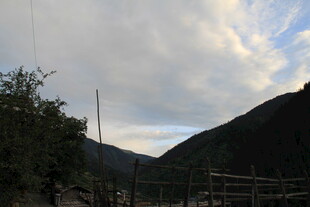 山间景致 云绕青山绿树