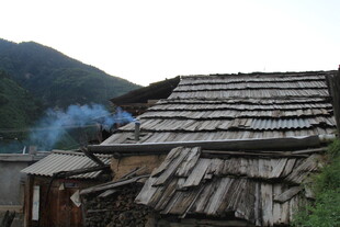 山间木屋 古朴宁静之景