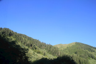 青山蓝天的秀丽山景