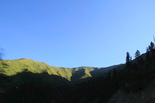 青山蓝天间的自然景致