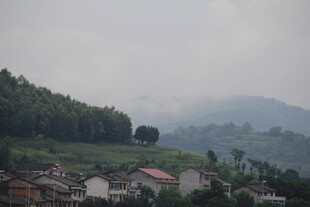 山间村落 云雾缭绕之景