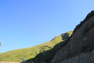 青山蓝天 自然山坡景致