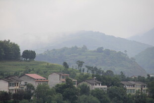 山间村落隐于薄雾之中