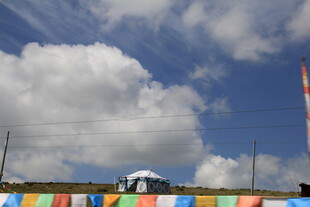 蓝天白云下的多彩围栏