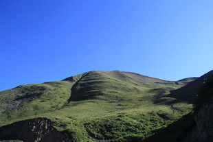 翠绿山峦映衬蓝天