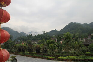 山间红灯笼装点秀丽景色