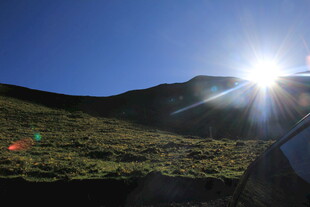 山间阳光照耀的绿野风光