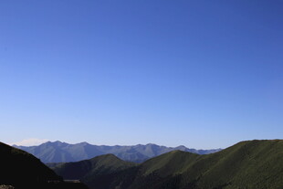 蓝天映衬下的连绵山脉