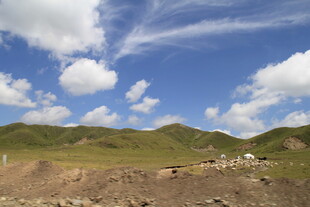 蓝天白云下的山野风光
