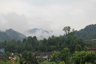 山间云雾缭绕的村落景色