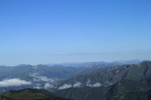 山峦云海间的壮美风光