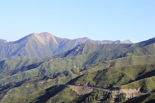 山间公路穿行于翠绿山峦