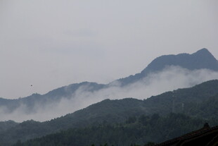 云雾缭绕的山峦美景