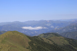 山峦云海间的壮美风光