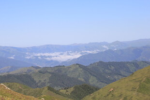 山峦叠翠间的壮丽风光