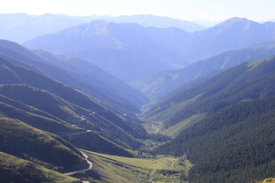 山间公路蜿蜒于秀丽山谷