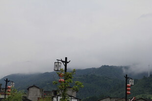 山间雾景中的古朴路灯