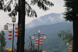 山林间的中式灯笼景致