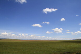 广阔草原蓝天白云美景