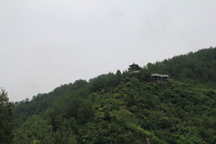 青山翠绿间的山间小屋