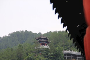 山林中的古朴楼阁