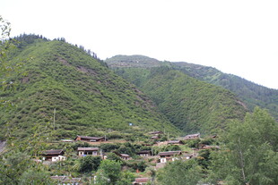 山间村落 绿意环绕的家园