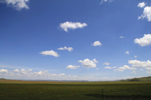 草原蓝天美景